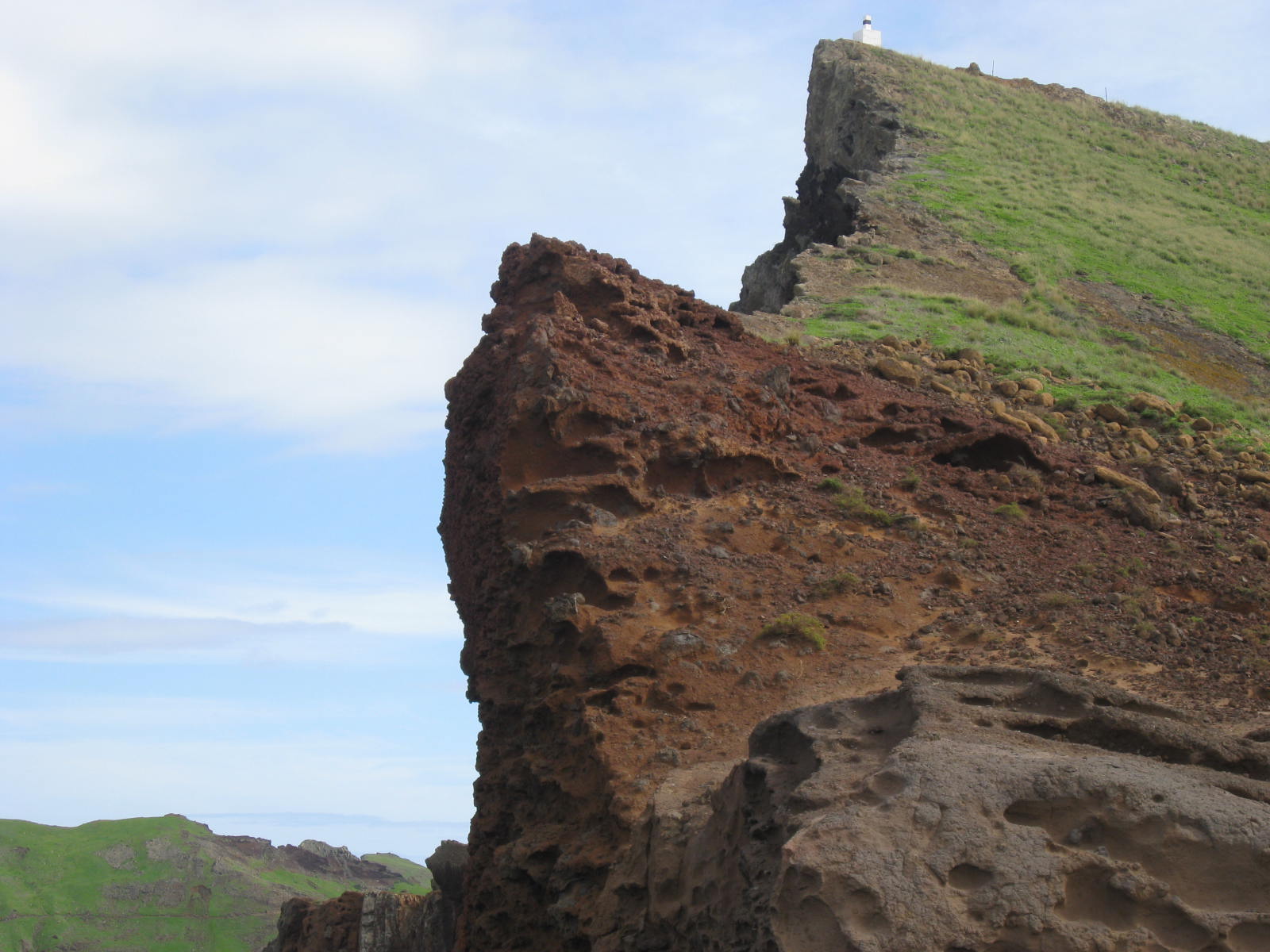 Rocky-cliffs-on-the-North-lava-and-grass